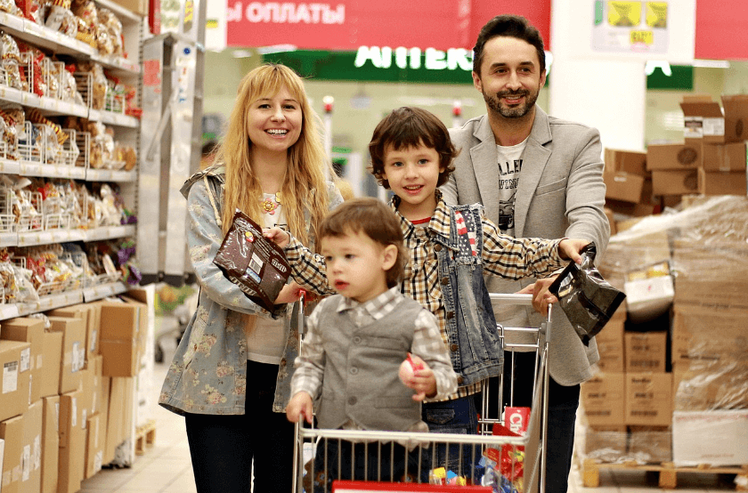 obitelj u kupovini