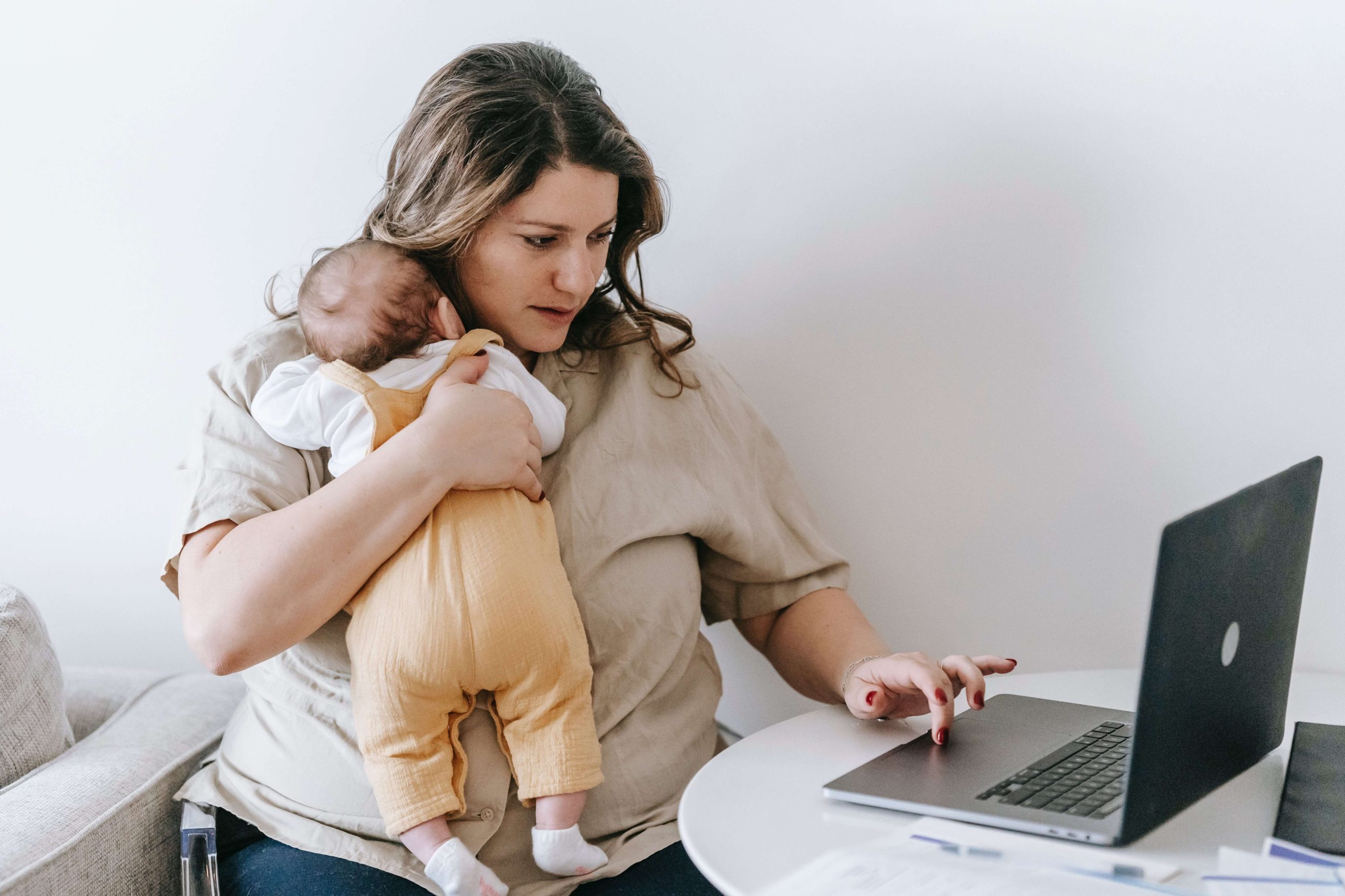 majka s djetetom na laptopu