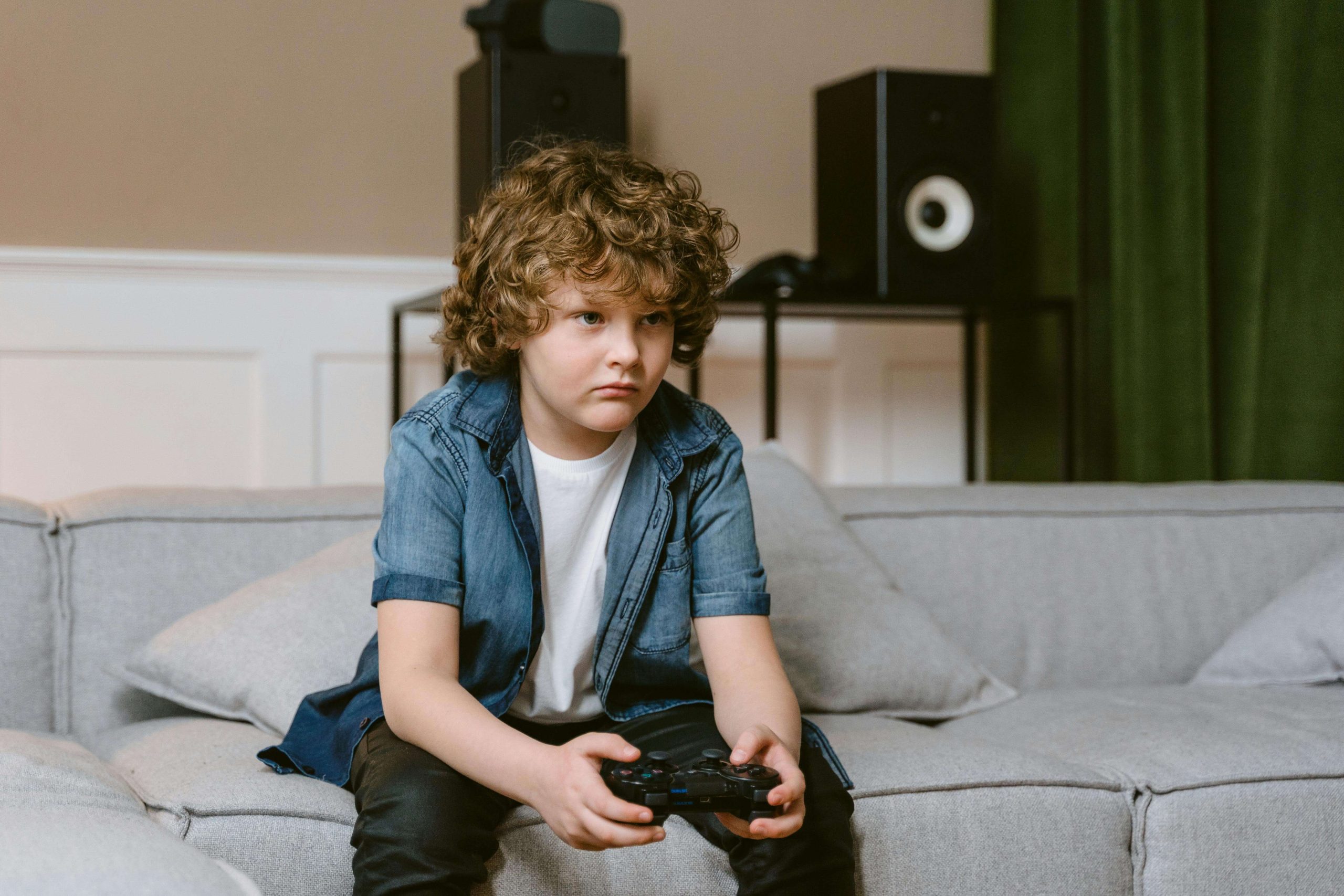 dječak igra PlayStation