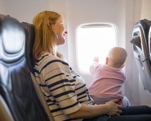 Mama i beba u avionu
