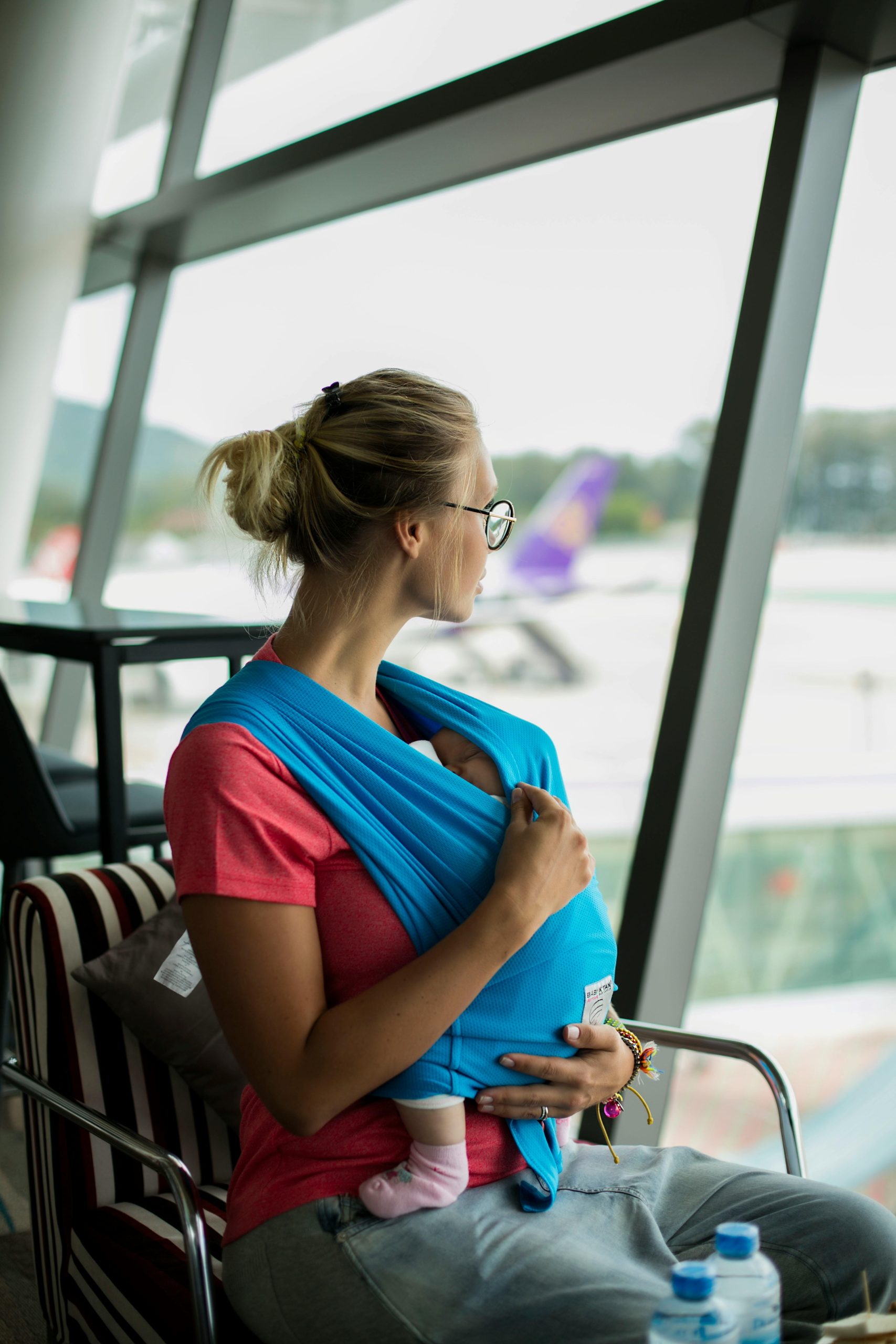 Mama i beba na aerodromu