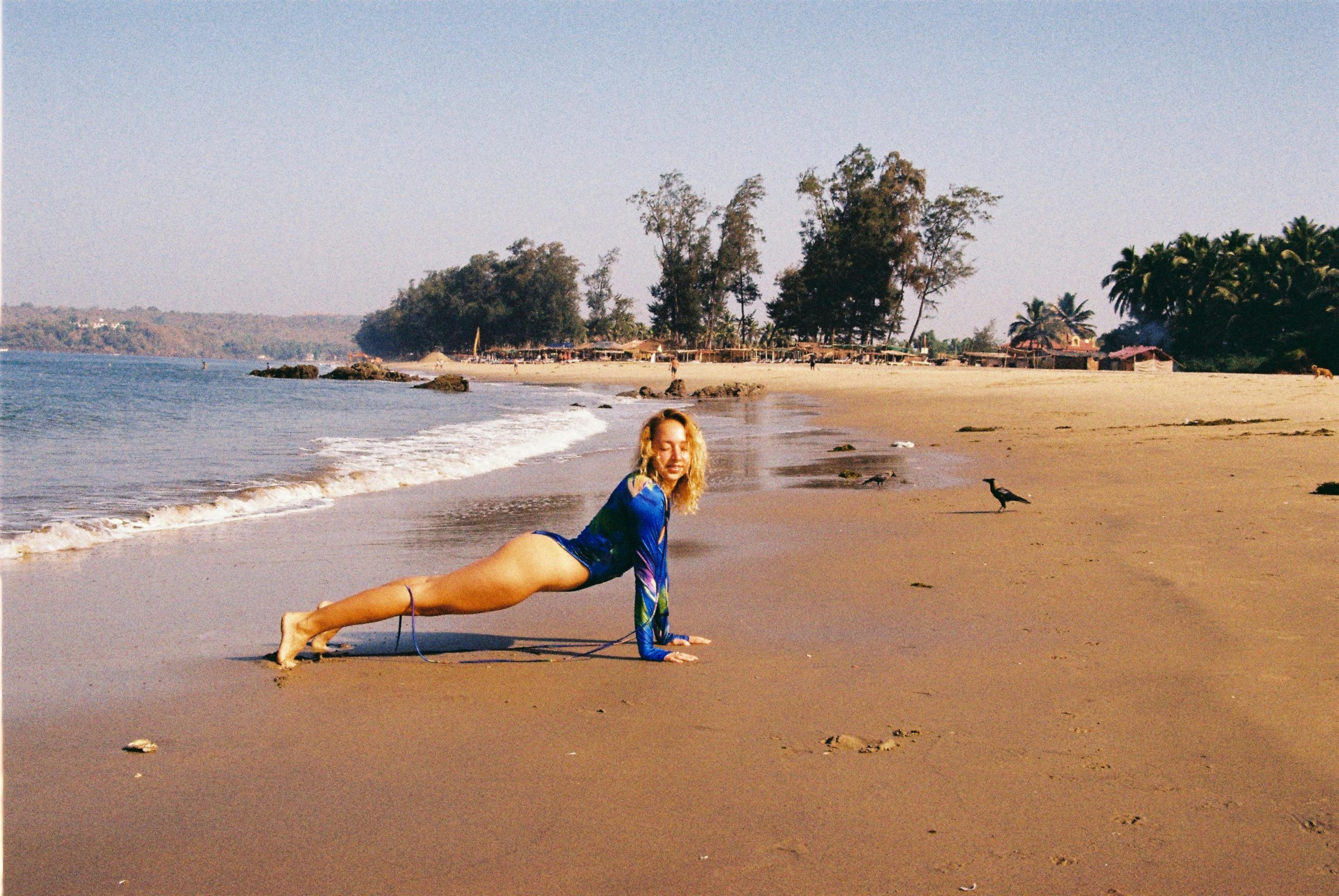 žena vježba na plaži